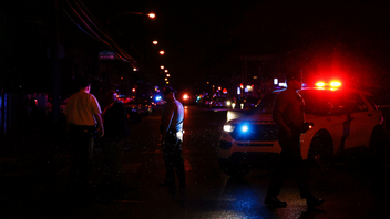 Polis i Philadelphia vid platsen där skjutningen ägt rum. Foto: Yong Kim/AP/TT 