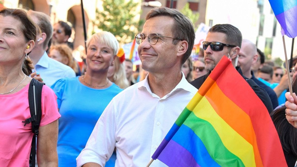 Statsminister Ulf Kristersson (M) under Prideparaden i Stockholm i augusti