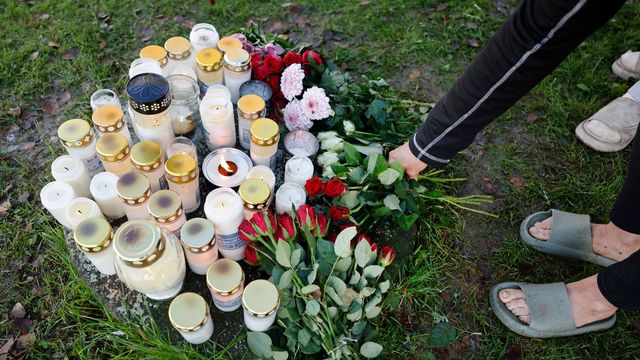 Bild på minnesstund för ambulanssjukvårdaren som blev mördad i tjänst i Nordanstig. Foto: Mats Andersson/TT