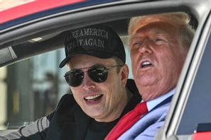 USA:s president Donald Trump and Teslas vd Elon Musk sitter i en Teslabil. Arkivbild. Foto: AP/TT