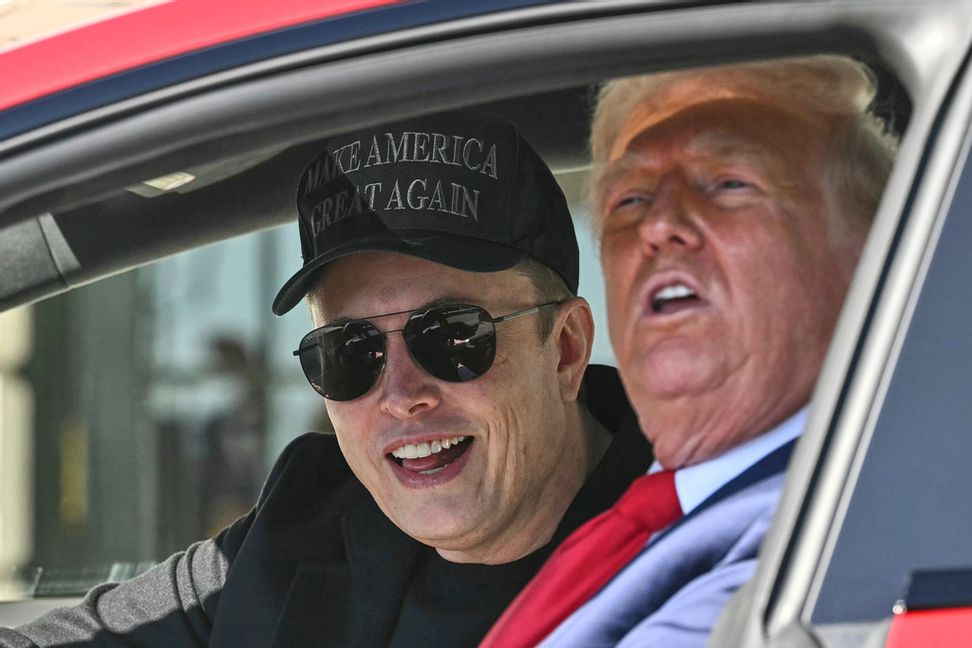 USA:s president Donald Trump and Teslas vd Elon Musk sitter i en Teslabil. Arkivbild. Foto: AP/TT