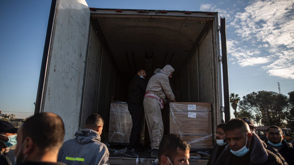 Gaza får covidvaccin från Emiraten. Foto: Khalil Hamra/TT.