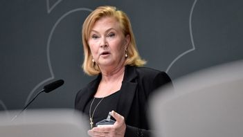 Den särskilde utredaren Maria Hemström Hemmingsson, under en pressträff där slutbetänkandet från utredningen om drivkrafter och möjligheter i försörjningsstödet lämnas över. Foto: Axel Narving/TT