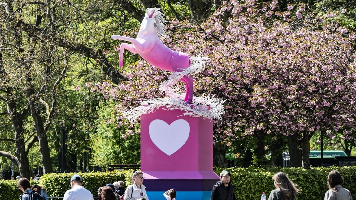 Varför lägger kommunen pengar på en rosa enhörning och sen måste spara in på skolbarnens mat? Foto: Johan Nilsson/TT