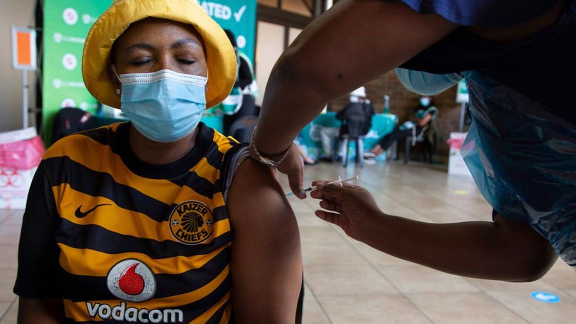 En kvinna får en dos vaccin mot covid-19 i Soweto i Sydafrika i början av december. Foto: Denis Farrell/AP/TT