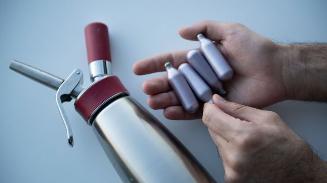 Genrebild. Lustgas används ofta som en partydrog bland unga. Regeringen kommer presentera ett lagförslag om förbud mot lustgas under våren 2025. Foto: Fredrik Sandberg/TT