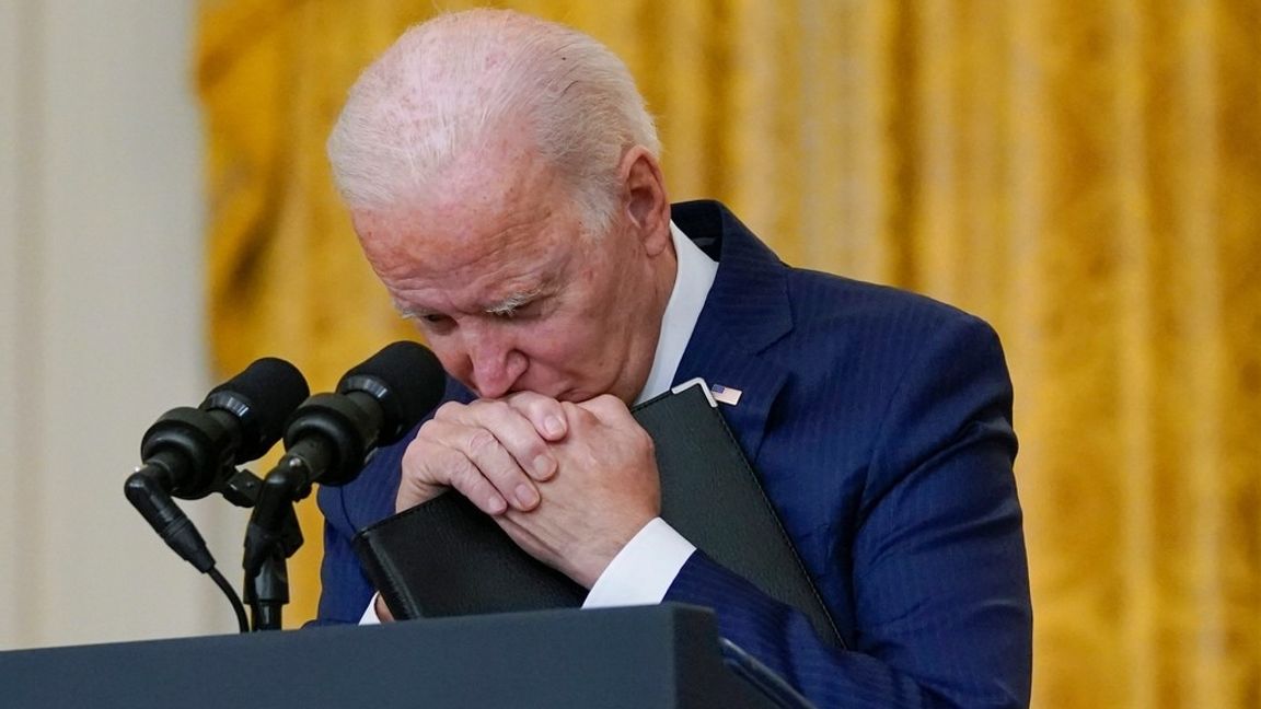 USA:s president Joe Biden pausar vid presskonferensen om terrordådet vid Kabuls flygplats. Foto: Evan Vucci/AP/TT