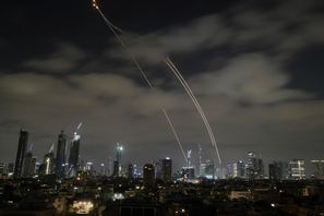 Israels luftförsvar försöker skjuta ner iranska robotar över Tel Aviv under söndagen. Foto: Leo Correa/AP/TT