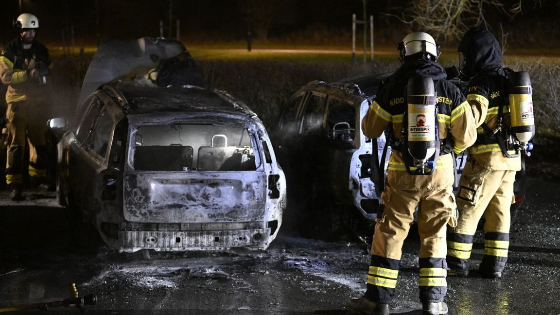 Sju bilar har stuckits i brand på Norrliden i Kalmar. Foto: Johan Nilsson/TT