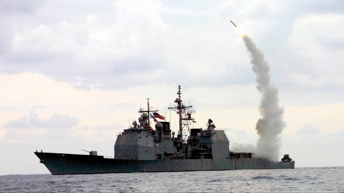 En Tomahawkkryssningsrobot avfyras från det amerikanska kryssningsfartyget USS Cape St. George på Medelhavet den 23 mars 2003. Foto: Intelligence Specialist 1st Kenneth Moll/U.S. Navy via AP