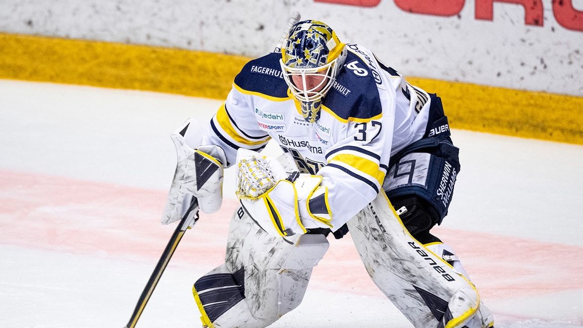 HV71:s målvakt Jonas Gunnarsson fick det svettigt mot Karlskoga. Nu väntar revansch efter fjolårets nedflyttning för målvakten. Foto: Pontus Lundahl/TT