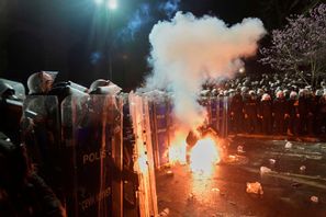 Protester i Istanbul under lördagen. Khalil Hamra/AP/TT