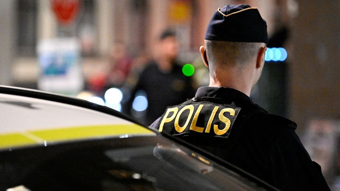 Polis på plats och spärrar av i samband med att ett misstänkt föremål hittats i en salong på Möllevångsgatan i centrala Malmö. Foto: Johan Nilsson / TT 