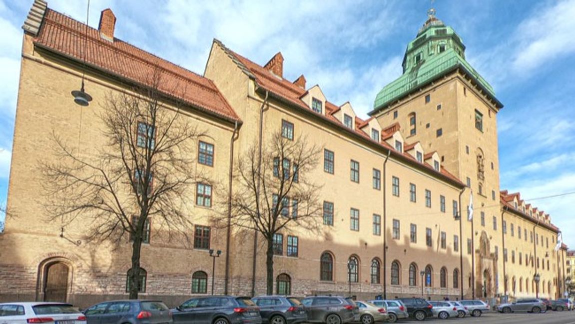 Stockholms tingsrätt. ETC-reportern Eigil Söderin filmade utanför säkerhetssalen hösten 2025. Foto: Frankie Fouganthin, CC BY-SA 4.0, via Wikimedia Commons.
