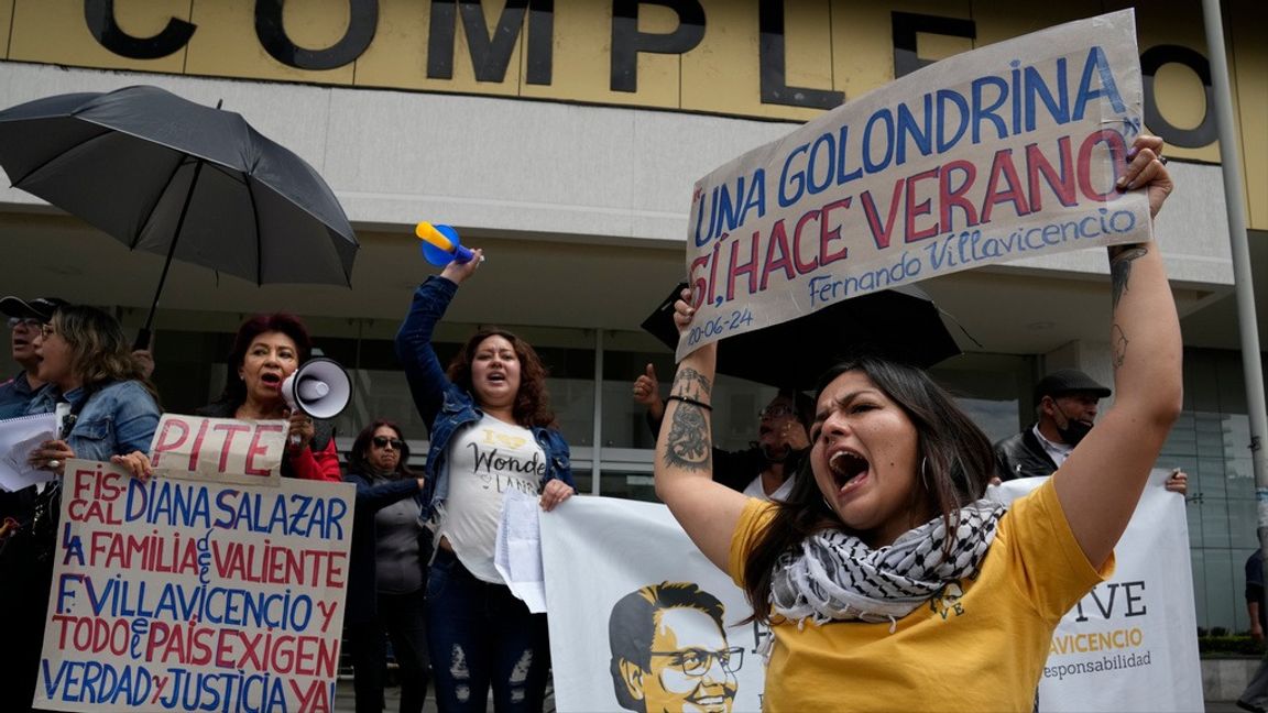 Amanda Villavicencio, dotter till den mördade presidentkandidaten Fernando Villavicencio, demonstrerar utanför rätten i Quito under rättegången. Arkivbild. Foto: Dolores Ochoa/AP/TT 