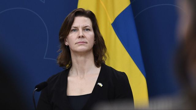 Jämställdhetsminister Nina Larsson (L), som tillträdde tidigare i veckan, bör enligt debattören se över Jämställdhetsmyndighetens framtid. Foto: Lars Schröder/TT