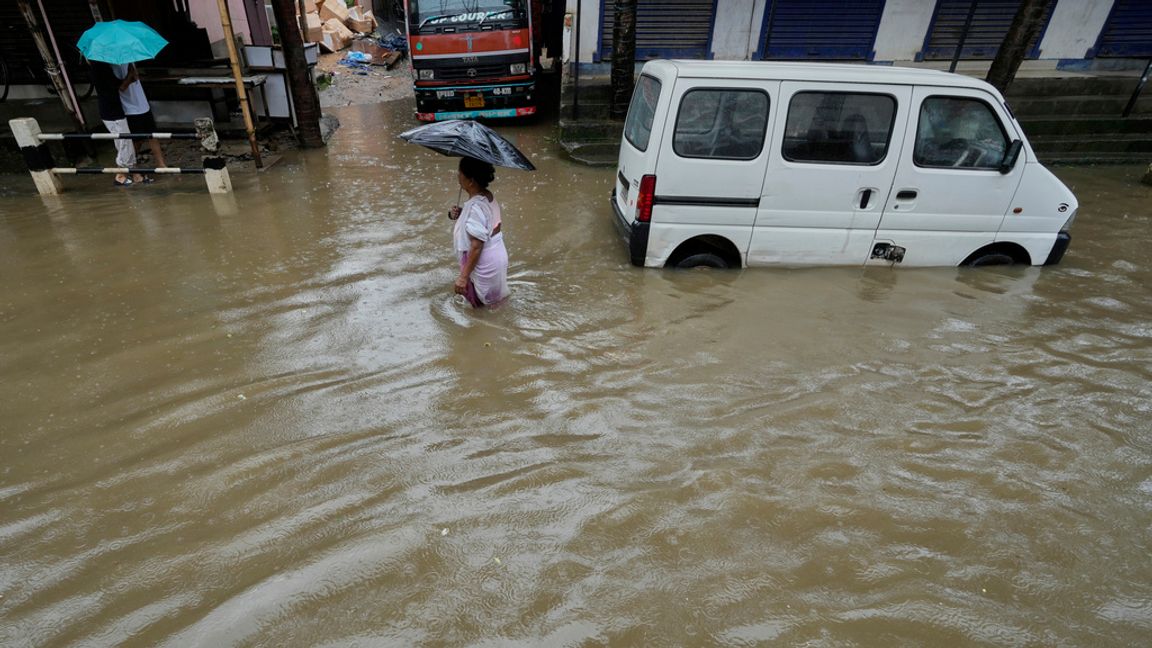 Vattenfyllda gator i Guwahati i nordöstra Indien på onsdagen. Anupam Nath/AP/TT