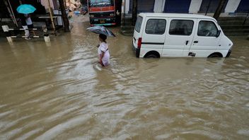 Vattenfyllda gator i Guwahati i nordöstra Indien på onsdagen. Anupam Nath/AP/TT