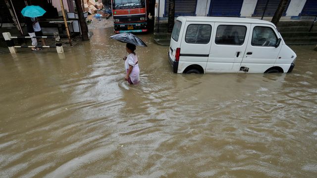 Vattenfyllda gator i Guwahati i nordöstra Indien på onsdagen. Anupam Nath/AP/TT