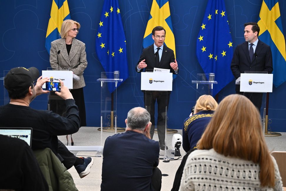 Elisabeth Svantesson (M), finansminister, Ulf Kristersson (M), statsminister, och Benjamin Dousa (M), bistånds- och utrikeshandelsminister. Foto: Claudio Bresciani/TT
