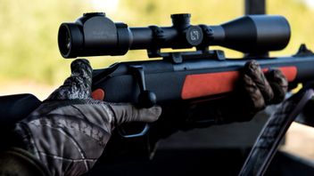 Ett jaktvapen med kikarsikte. Endast tre procent av svenskarna anser att jägarkåren kunde förhindrat Örebrodådet. Foto: Pontus Lundahl/TT