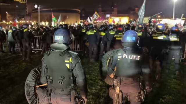 Under söndagen sammandrabbades pro-palestinska demonstranter med polis i Amsterdam. Foto: Skärmdump Youtube