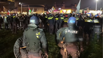 Under söndagen sammandrabbades pro-palestinska demonstranter med polis i Amsterdam. Foto: Skärmdump Youtube