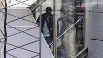 Tre svenska IS-kvinnor och deras sex barn som utvisats från Syrien landade på Arlanda på måndagen. Foto: Fredrik Persson/TT.