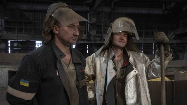 Männen som byggde förmögenheterna. Stålverksarbetare tar en paus på det av Rinat Achmetov ägda Zaporizjstal i Zaporizjzja den 13 februari 2025. Det här är numera Ukrainas största fungerande stålverk.Foto: AP Photo/Efrem Lukatsky 