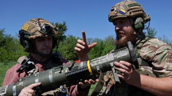 Ukrainska soldater övar på att hantera svenska pansarskott (i exportversionen kända som AT-4) i Zaporizjzjaregionen den 22 maj för att kunna stå emot nya ryska offensiver. Foto: Andriy Andriyenko/Ukrainas 65:e mekaniserade brigad via AP