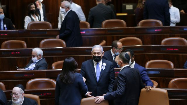 Benjamin Nethanyahu i Knesset. Foto: Alex Kolomoisky/AP/TT.