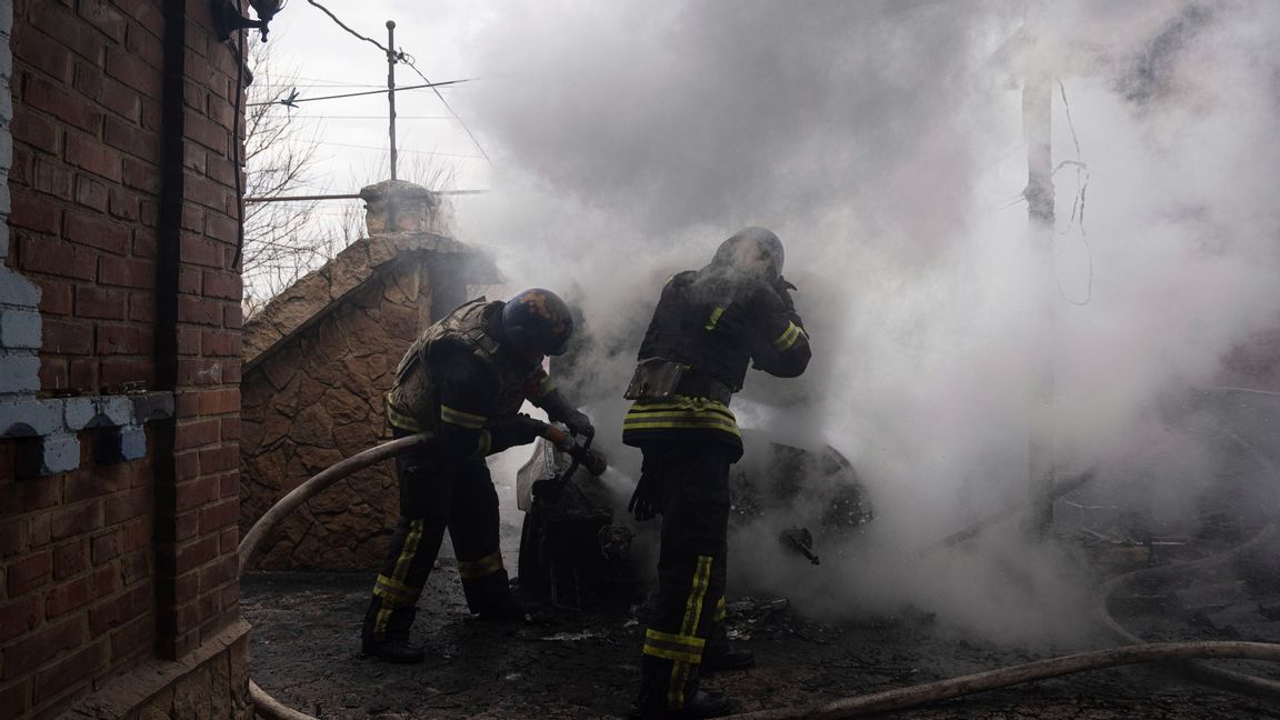 Räddningsarbete i Kostiantynivka i Ukraina. Foto: Evgeniy Maloletka/AP/TT 