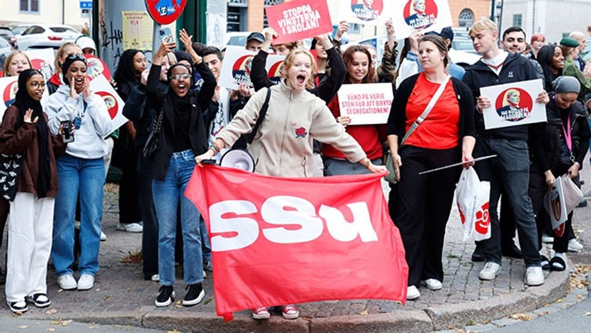 SSU-medlemmar hälsar partiledare Magdalena Andersson välkommen till Uppsala. Bild: Christine Olsson / TT 