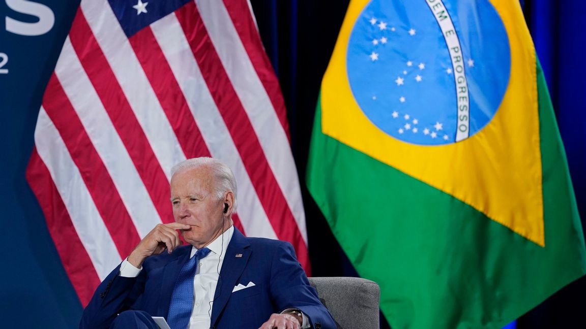 Den amerikanske presidenten Joe Biden i möte med den dåvarande brasilianske presidenten Jair Bolsonaro i Los Angeles. Foto: Evan Vucci/AP/TT 