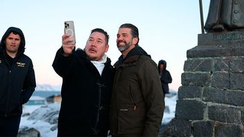 Donald Trump Jr. vid  Hans Egede-statyn i Grönlands huvudstad Nuuk. Bild: Emil Stach/Ritzau Scanpix via AP