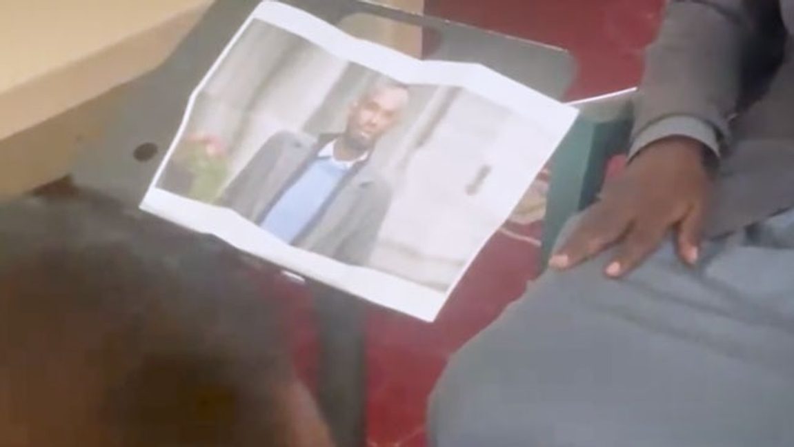 En bild på Mohamed Ali (V) vid en av bönerna i Nairobi. Foto: Skärmbild/SVT.