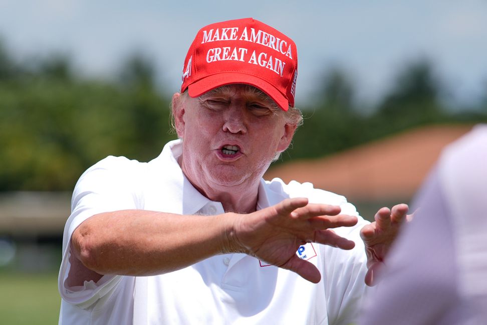 Republikanernas presidentkandidat Donald Trump fotograferad under en golftur i Florida i våras. Arkivbild. Rebecca Blackwell/AP/TT