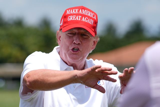 Republikanernas presidentkandidat Donald Trump fotograferad under en golftur i Florida i våras. Arkivbild. Rebecca Blackwell/AP/TT