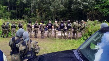 Migranter och polska gränspoliser vid gränsen mot Belarus. Arkivbild. Foto: Mateusz Wodzinski/AP/TT.