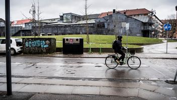 Mjølnerparken i Köpenhamn är ett av Danmarks mest utsatta områden. ”På den tiden ville man skapa en bykänsla, barnen skulle kunna överblicka världen de växte upp i. Men om vi sedan stoppar in en massa människor där som ska integreras, då har arkitekturen faktiskt bidragit till att förstärka motsatsen”, säger Jesper Blådal-Hansen, som är chef för Köpenhamns kommuns förebyggande verksamheter bland barn och ungdomar. Foto: Magnus Hjalmarson Neideman/SvD/TT