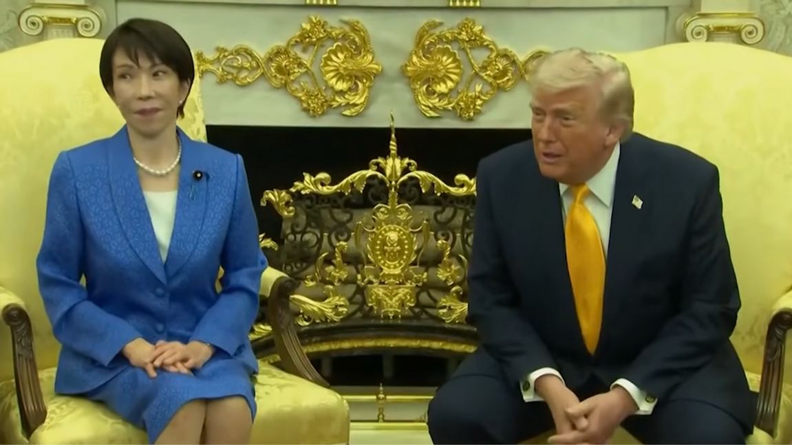 Sanae Takaichi ger ifrån sig ett obekvämt ljud när Donald Trump skämtar om Pearl Harbor. Foto: Skärmdump Youtube