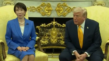 Sanae Takaichi ger ifrån sig ett obekvämt ljud när Donald Trump skämtar om Pearl Harbor. Foto: Skärmdump Youtube