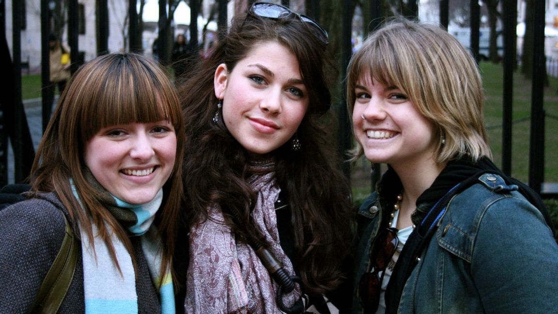 Unga kvinnor i Storbritannien skeptiska till män (kvinnorna på bilden har inget med artikeln att göra). Foto: Presta (CC BY-SA 4.0) 