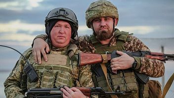 Två soldater ur den 113:e territorialförsvarsbrigadens 2:a bataljon. Foto taget ur deras bildserie ”Sanna krigares ansikten”. Bildkälla: wikimedia commons / Ukrains 113:e territorialförsvarsbrigad