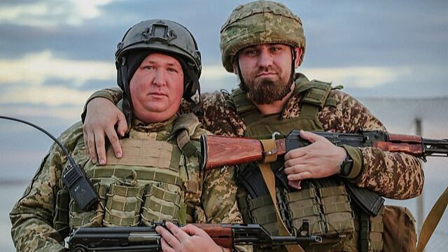 Två soldater ur den 113:e territorialförsvarsbrigadens 2:a bataljon. Foto taget ur deras bildserie ”Sanna krigares ansikten”. Bildkälla: wikimedia commons / Ukrains 113:e territorialförsvarsbrigad