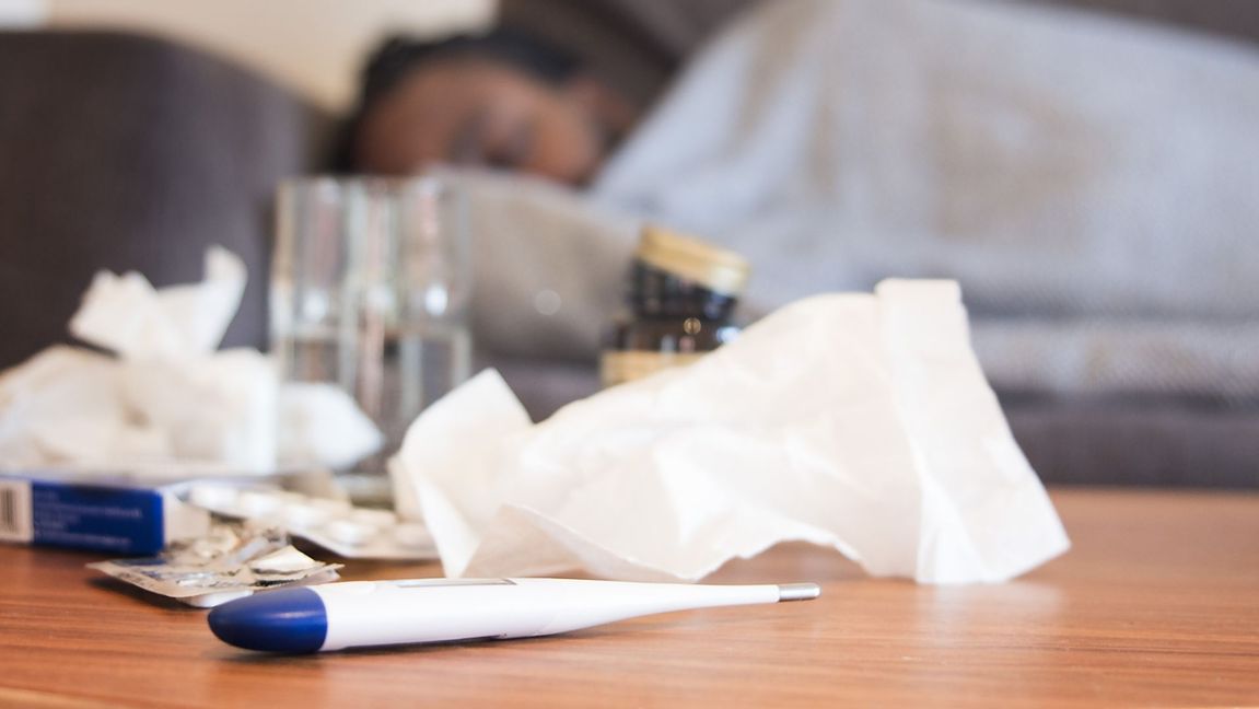 Trötthet, huvudvärk, halsont och hög feber är symptom på virusvarianten. Foto: Isabell Höjman/TT