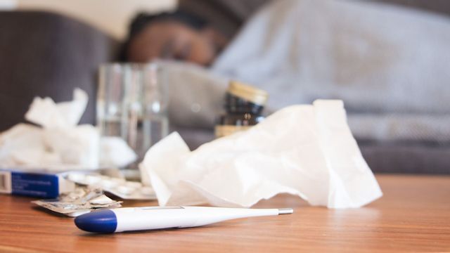 Trötthet, huvudvärk, halsont och hög feber är symptom på virusvarianten. Foto: Isabell Höjman/TT