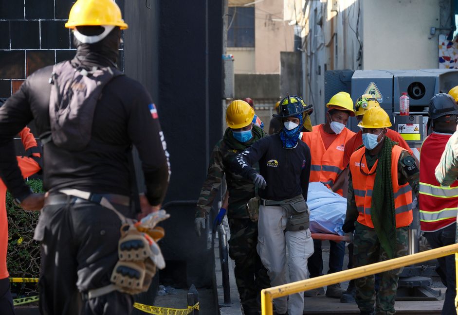 Räddningsarbetare på olycksplatsen. Foto: Ricardo Hernández/AP/TT