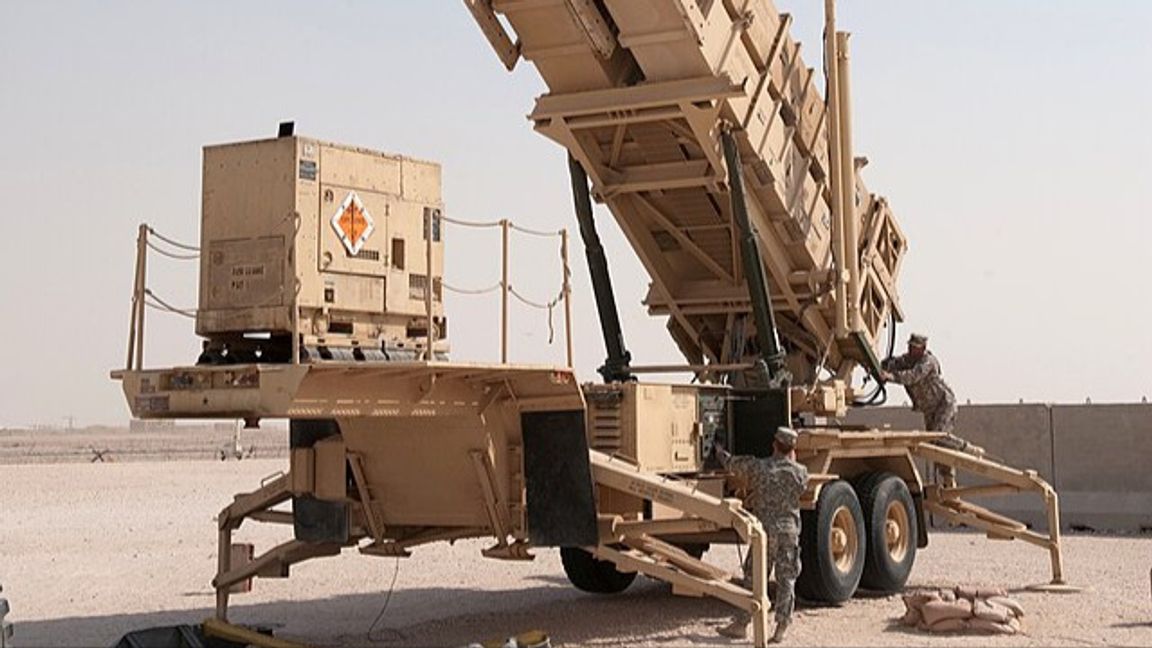 Ett MIM-101 Patriot-luftvärnsrobotsystem på hemlig ort i sydvästra Asien den 29 augusti 2009. Patriotluftvärnsrobotsystem och nya robotar till dem är en av de kritiska komponenterna i det ukrainska luftförsvaret som det långsiktigt kan bli global brist på vid ett långvarigt krig i Mellanöstern. Foto: Robert Barney, U.S. Air Force, public domain