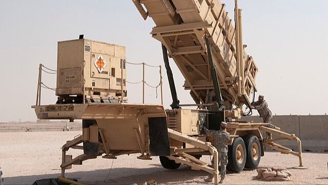 Ett MIM-101 Patriot-luftvärnsrobotsystem på hemlig ort i sydvästra Asien den 29 augusti 2009. Patriotluftvärnsrobotsystem och nya robotar till dem är en av de kritiska komponenterna i det ukrainska luftförsvaret som det långsiktigt kan bli global brist på vid ett långvarigt krig i Mellanöstern. Foto: Robert Barney, U.S. Air Force, public domain